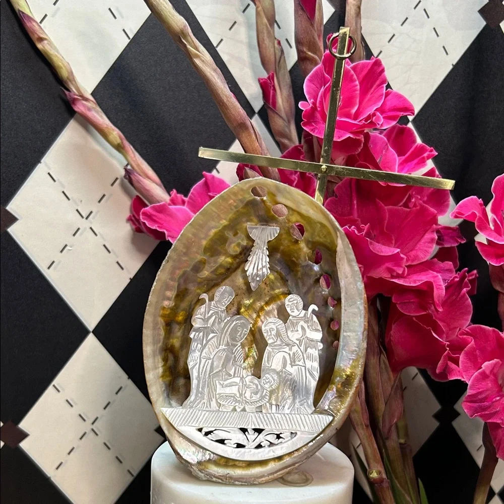 Mother-of-Pearl Nativity Scene Shell – Hand-Carved Sacred Elegance| Abalone - Picture 8 of 16